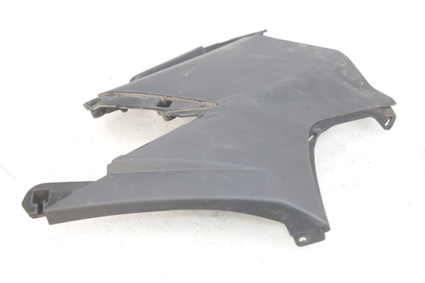 photo de TAPA DEBAJO DEL ASIENTO IZQUIERDO APRILIA SXR 50 (2021 - 2023)