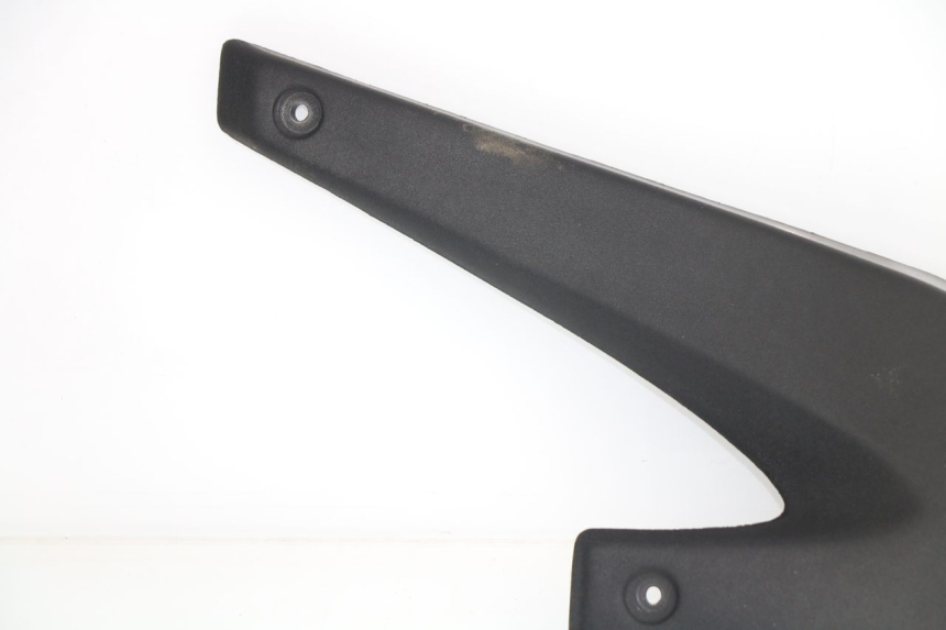photo de TAPA BAJO ASIENTO IZQUIERDA APRILIA TUONO 125 (2003 - 2005)