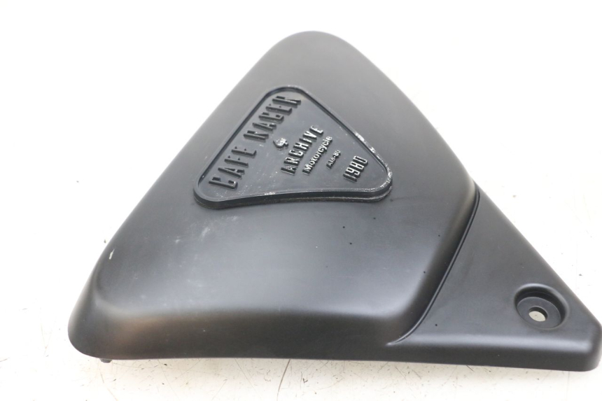 photo de TAPA BAJO ASIENTO IZQUIERDA ARCHIVE CAFE RACER 4T 50 (2019 - 2024)