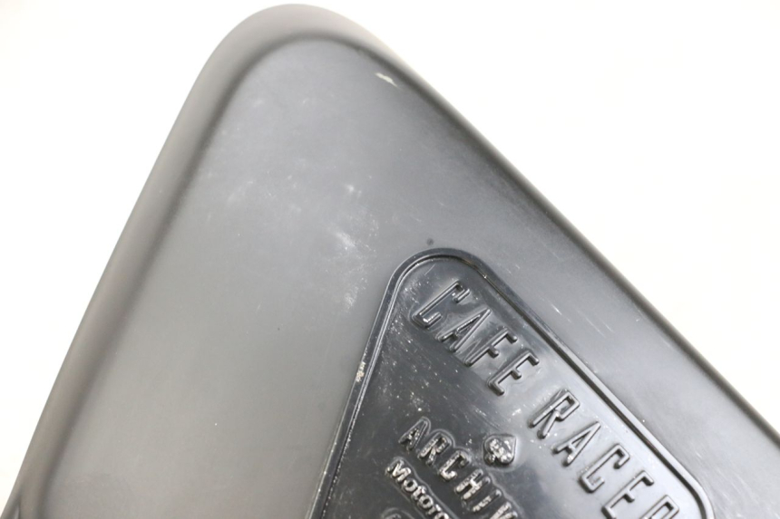 photo de TAPA BAJO ASIENTO IZQUIERDA ARCHIVE CAFE RACER 4T 50 (2019 - 2024)