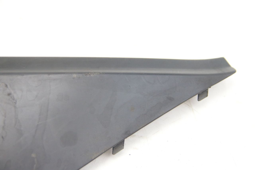 photo de TAPA DEBAJO DEL ASIENTO IZQUIERDO APRILIA ATLANTIC 500 (2002 - 2003)