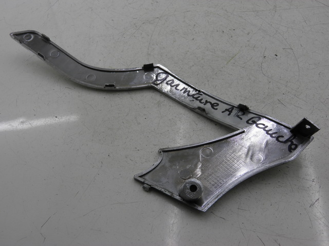 photo de TAPA BAJO ASIENTO IZQUIERDA BENZHOU YY50QT31 VINTAGE 50 (2009 - 2012) - Detalle de la pieza