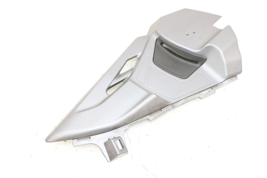 photo de TAPA BAJO ASIENTO IZQUIERDA SUZUKI BURGMAN 650 (2013 - 2020)