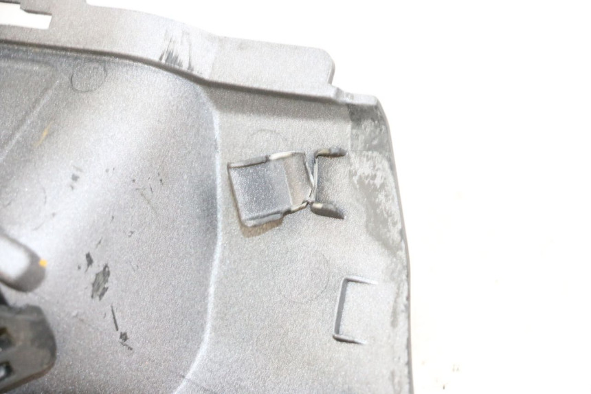 photo de TAPA BAJO ASIENTO IZQUIERDA SUZUKI BURGMAN 650 (2013 - 2020)