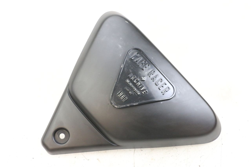 photo de TAPA BAJO ASIENTO IZQUIERDA ARCHIVE CAFE RACER 4T 50 (2019 - 2024)