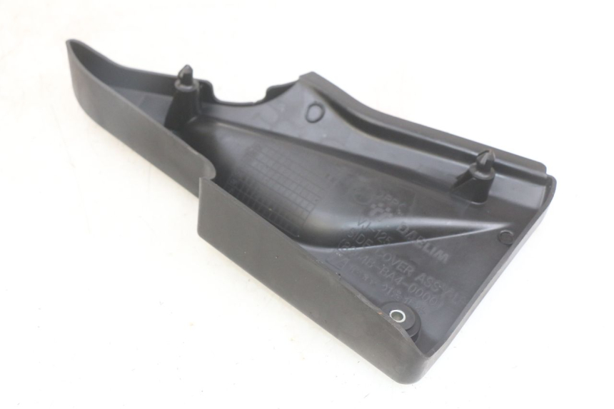 photo de TAPA DEBAJO DEL ASIENTO IZQUIERDO DAELIM VJ ROADWIN FI 125 (2008 - 2017)