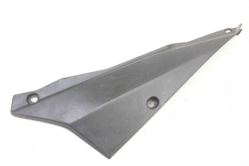 photo de TAPA BAJO ASIENTO IZQUIERDA DERBI SENDA SM DRD X-TREME 50 (2011 - 2017)