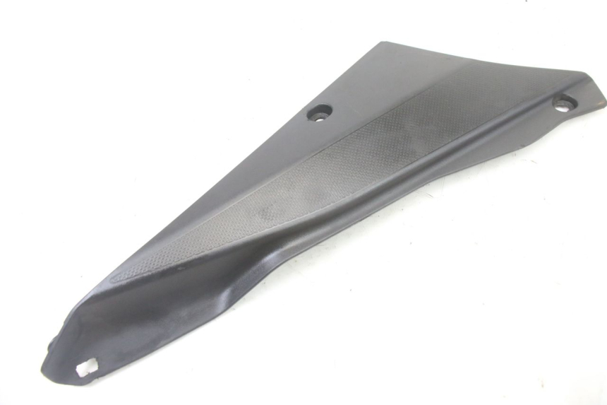 photo de TAPA BAJO ASIENTO IZQUIERDA DERBI SENDA SM DRD X-TREME 50 (2011 - 2017)