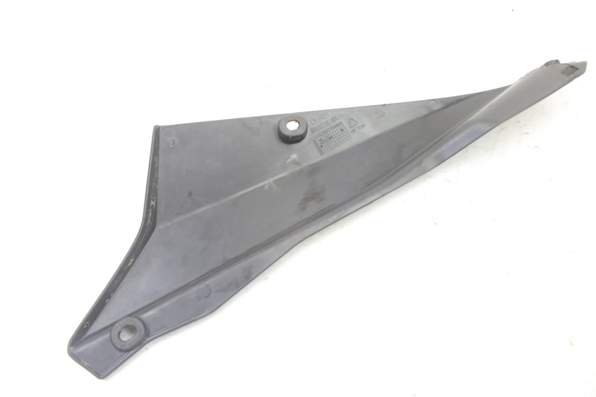 photo de TAPA BAJO ASIENTO IZQUIERDA DERBI SENDA SM DRD X-TREME 50 (2011 - 2017)