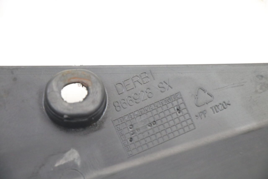 photo de TAPA BAJO ASIENTO IZQUIERDA DERBI SENDA SM DRD X-TREME 50 (2011 - 2017)