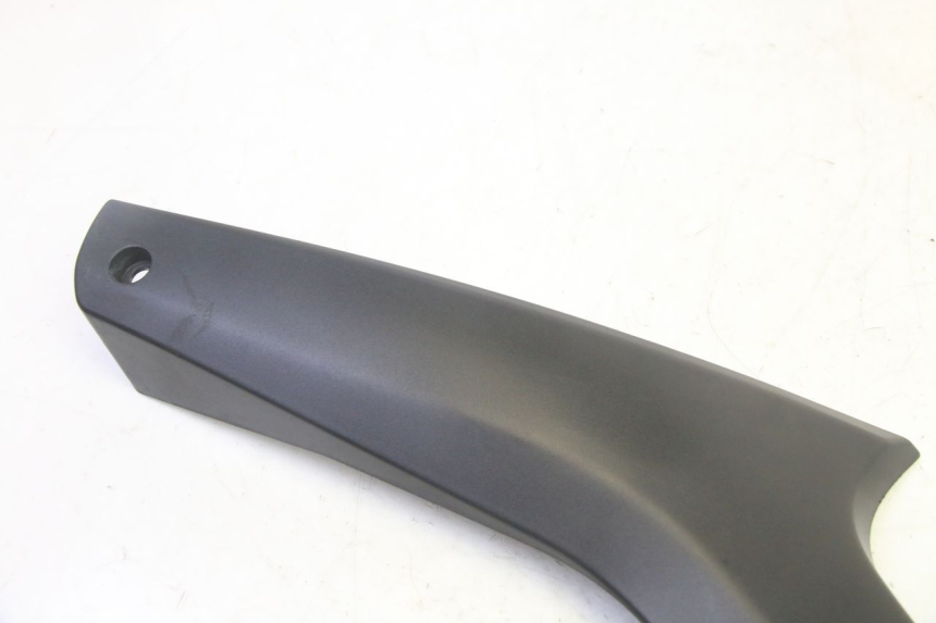 photo de TAPA BAJO ASIENTO IZQUIERDA SUZUKI DL V STROM 1000 (2002 - 2007) - Detalle de la pieza