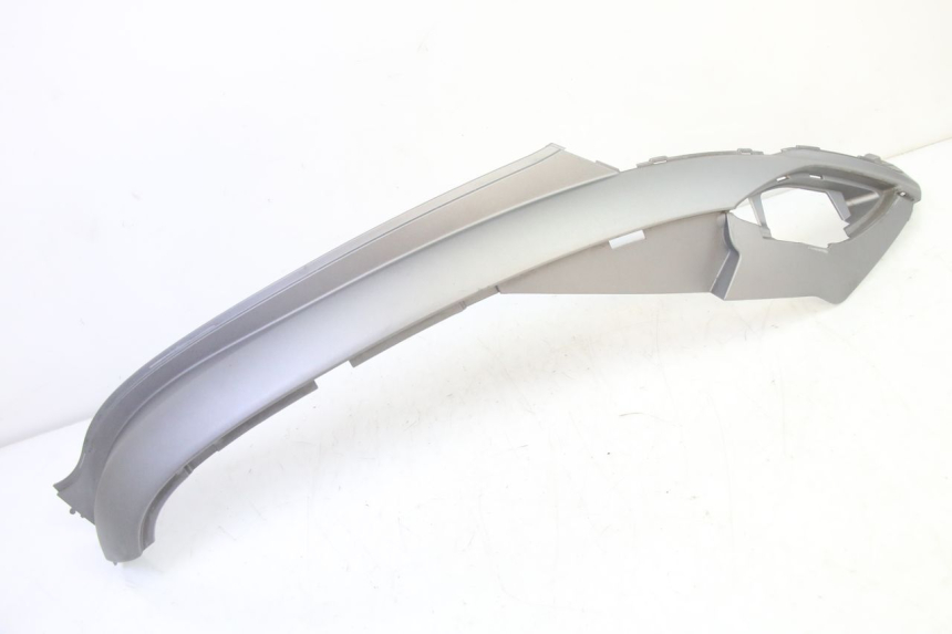 photo de TAPA DEBAJO DEL ASIENTO IZQUIERDO SYM FIDDLE 3 III 125 (2014 - 2020) - Vista principal