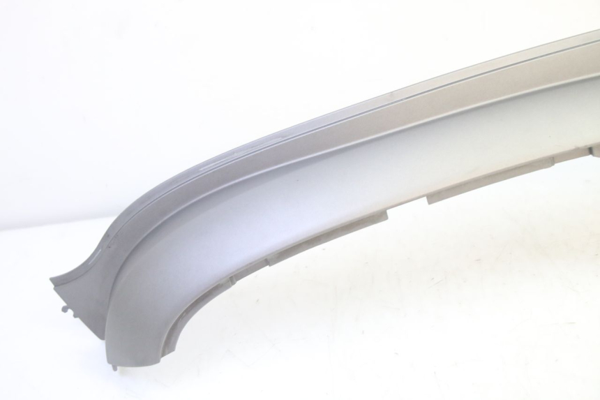 photo de TAPA DEBAJO DEL ASIENTO IZQUIERDO SYM FIDDLE 3 III 125 (2014 - 2020) - Detalle de la pieza