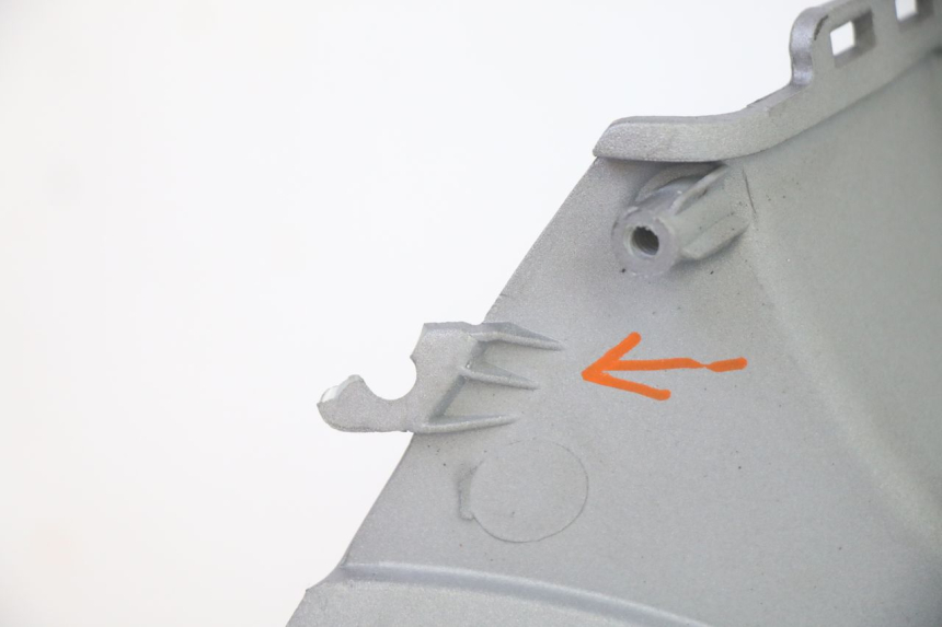 photo de TAPA DEBAJO DEL ASIENTO IZQUIERDO SYM FIDDLE 3 III 125 (2014 - 2020) - Detalles de los puntos de fijación