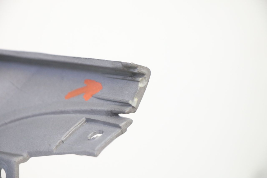 photo de TAPA DEBAJO DEL ASIENTO IZQUIERDO SYM FIDDLE 3 III 125 (2014 - 2020) - Marcados y referencias originales