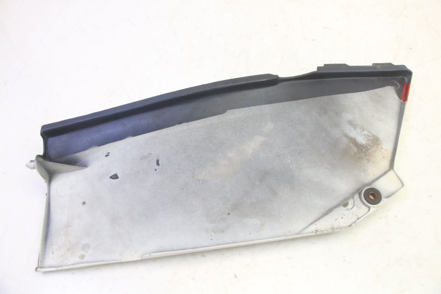 photo de TAPA BAJO ASIENTO IZQUIERDA KAWASAKI GPX R WARBIRD 600 (1988 - 1993) - Primer plano técnico