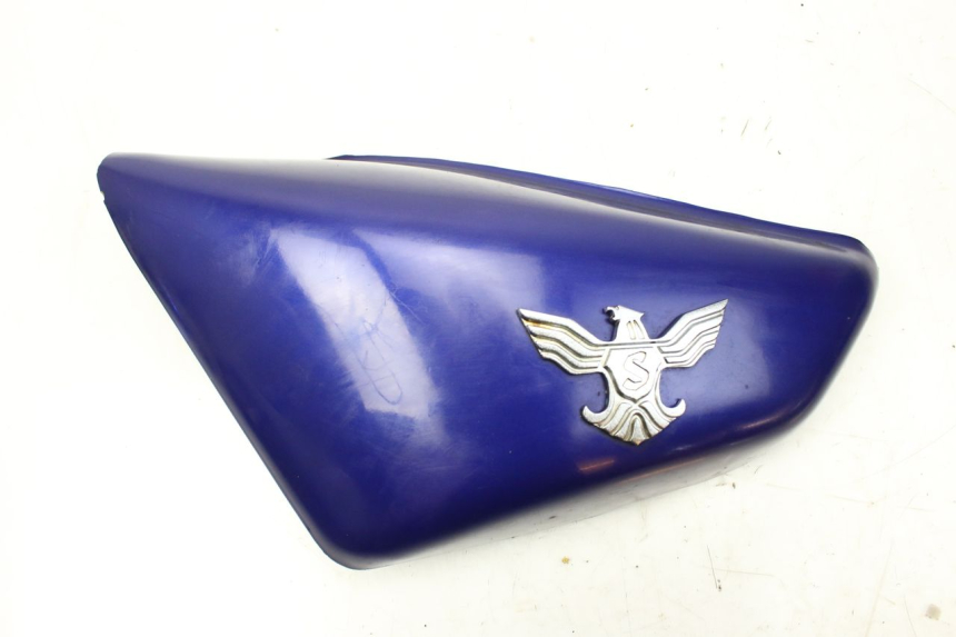 photo de TAPA DEBAJO DEL ASIENTO IZQUIERDO SYM HUSKY 125 (1999 - 2005)