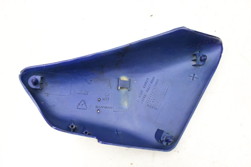 photo de TAPA DEBAJO DEL ASIENTO IZQUIERDO SYM HUSKY 125 (1999 - 2005)