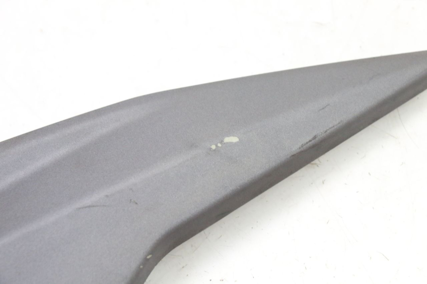 photo de TAPA DEBAJO DEL ASIENTO IZQUIERDO SYM JET 14 4T 50 (2018 - 2022)
