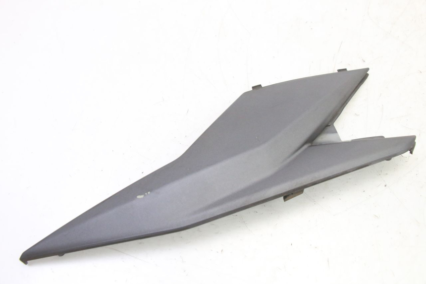 photo de TAPA DEBAJO DEL ASIENTO IZQUIERDO SYM JET 14 4T 50 (2018 - 2022)