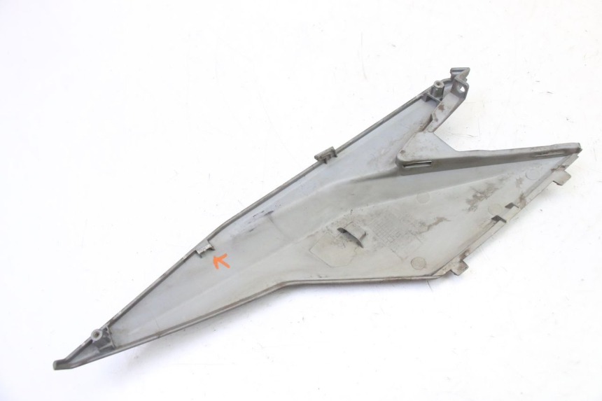 photo de TAPA DEBAJO DEL ASIENTO IZQUIERDO SYM JET 14 4T 50 (2018 - 2022)