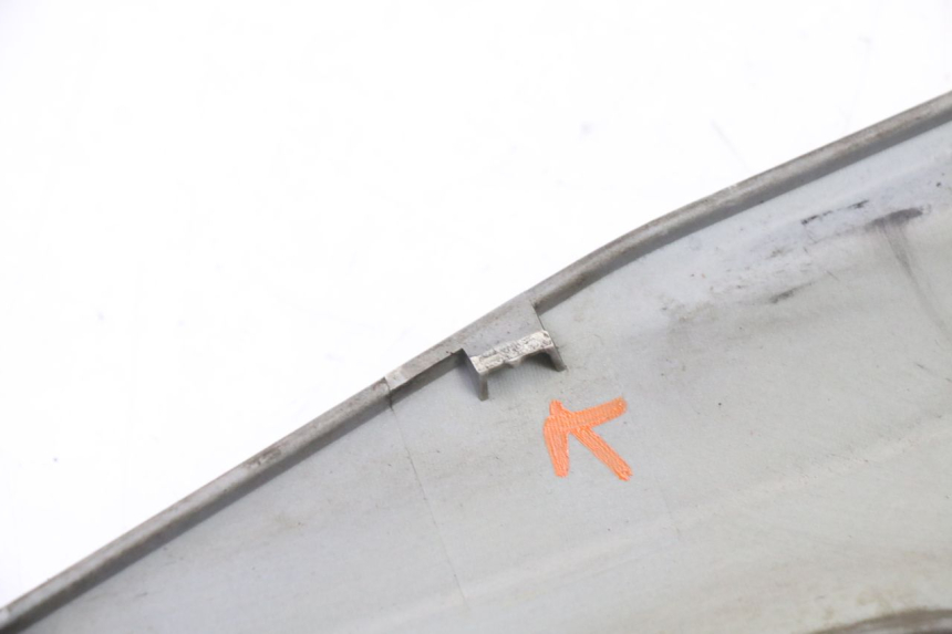 photo de TAPA DEBAJO DEL ASIENTO IZQUIERDO SYM JET 14 4T 50 (2018 - 2022)