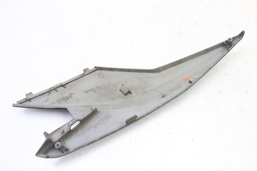 photo de TAPA DEBAJO DEL ASIENTO IZQUIERDO SYM JET 14 4T 50 (2018 - 2022)