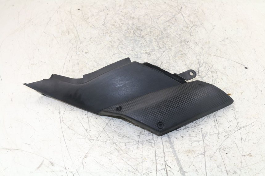 photo de TAPA BAJO ASIENTO IZQUIERDA PEUGEOT JET FORCE TSDI 50 (2003 - 2009)