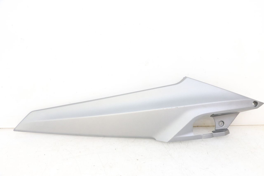 photo de TAPA BAJO ASIENTO IZQUIERDA SYM JOYMAX 125 (2010 - 2017)