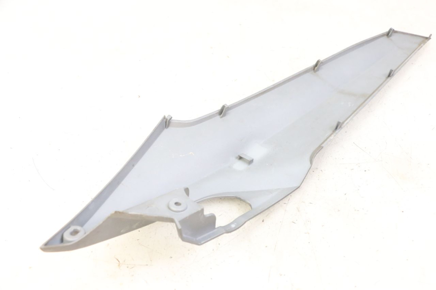 photo de TAPA BAJO ASIENTO IZQUIERDA SYM JOYMAX 125 (2010 - 2017)