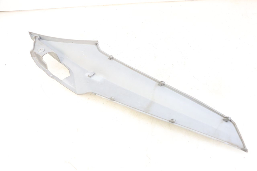 photo de TAPA BAJO ASIENTO IZQUIERDA SYM JOYMAX 125 (2010 - 2017)