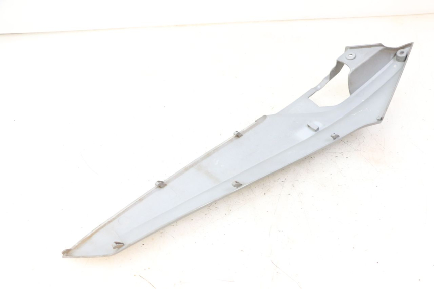 photo de TAPA BAJO ASIENTO IZQUIERDA SYM JOYMAX 125 (2010 - 2017)