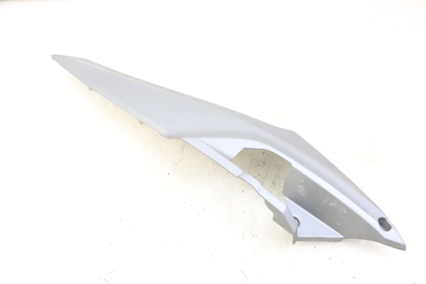 photo de TAPA BAJO ASIENTO IZQUIERDA SYM JOYMAX 125 (2010 - 2017)