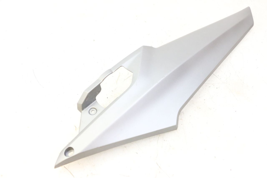 photo de TAPA BAJO ASIENTO IZQUIERDA SYM JOYMAX 125 (2010 - 2017)