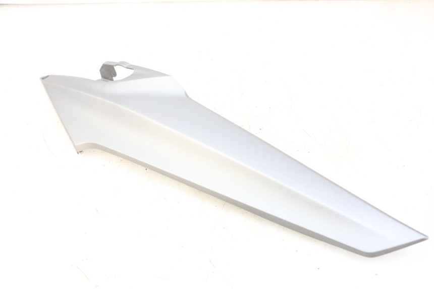 photo de TAPA BAJO ASIENTO IZQUIERDA SYM JOYMAX 125 (2010 - 2017)