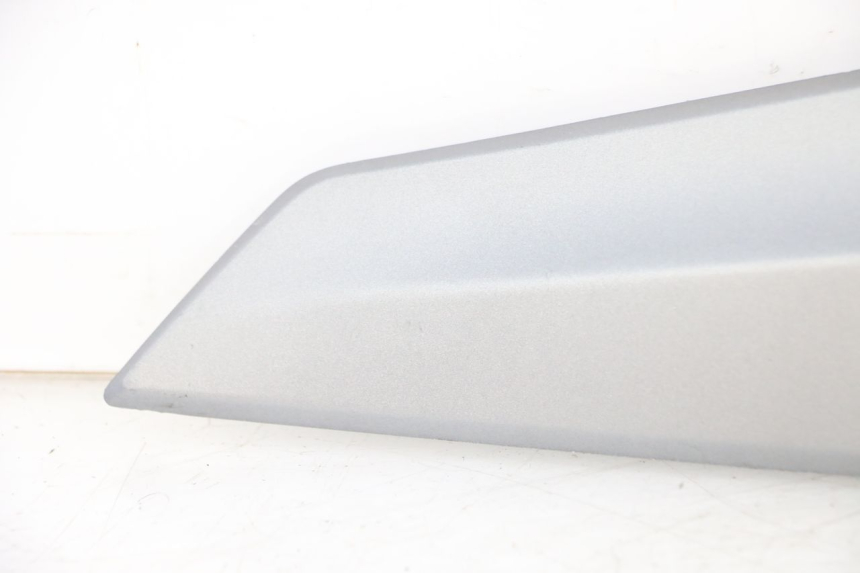photo de TAPA BAJO ASIENTO IZQUIERDA SYM JOYMAX 125 (2010 - 2017)