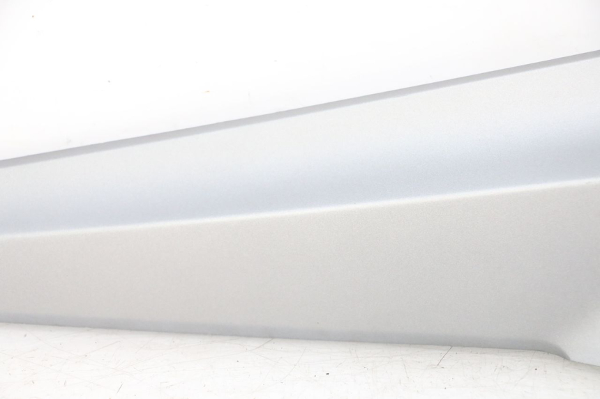 photo de TAPA BAJO ASIENTO IZQUIERDA SYM JOYMAX 125 (2010 - 2017)