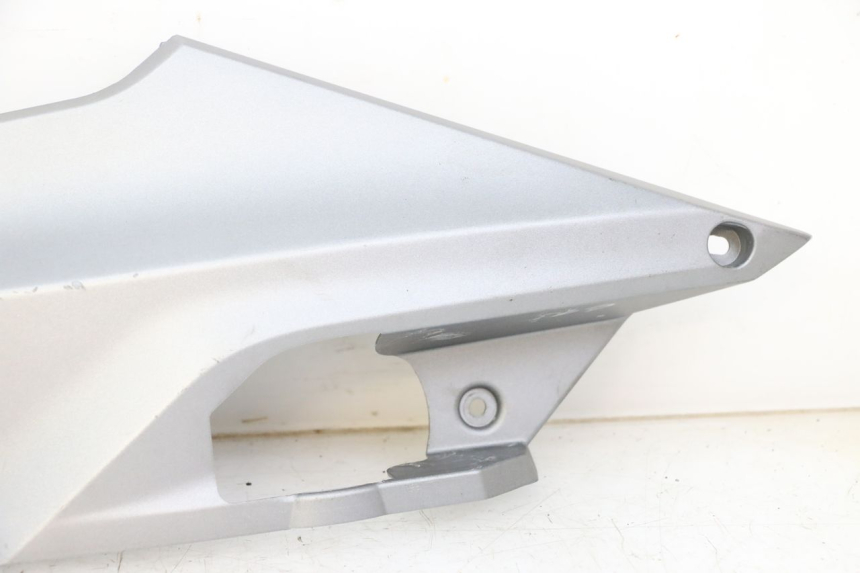 photo de TAPA BAJO ASIENTO IZQUIERDA SYM JOYMAX 125 (2010 - 2017)