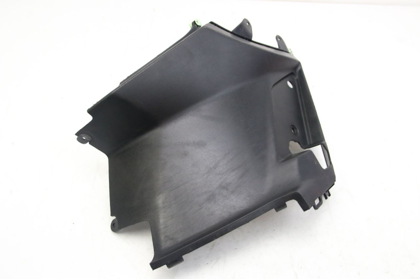 photo de TAPA DEBAJO DEL ASIENTO IZQUIERDO PEUGEOT KISBEE 2T 50 (2018 - 2022)