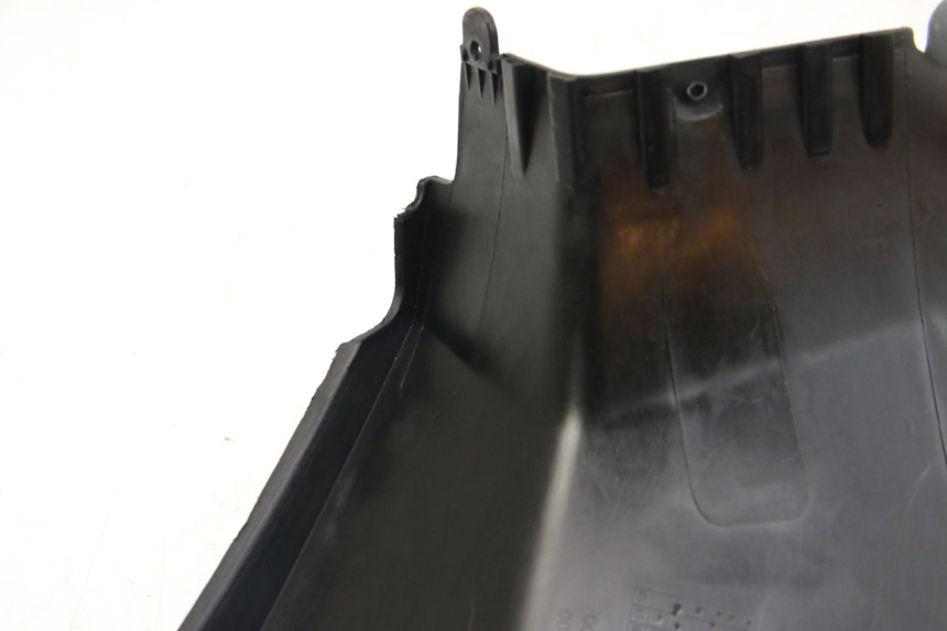 photo de TAPA DEBAJO DEL ASIENTO IZQUIERDO PEUGEOT KISBEE 2T 50 (2018 - 2022)