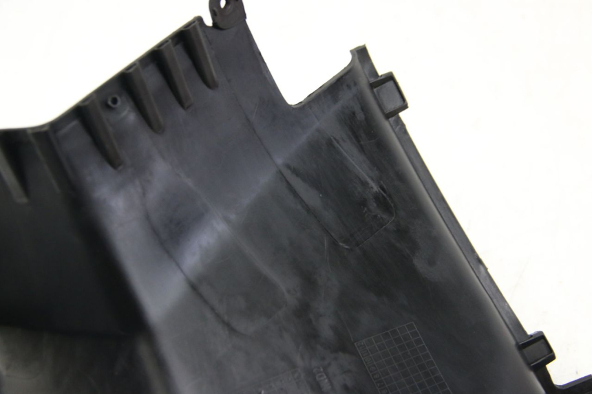 photo de TAPA DEBAJO DEL ASIENTO IZQUIERDO PEUGEOT KISBEE 2T 50 (2018 - 2022)