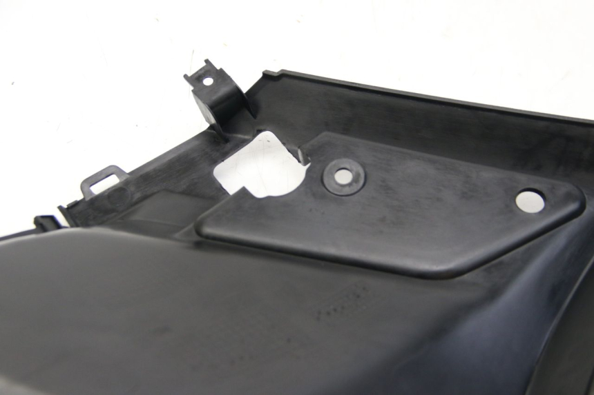 photo de TAPA DEBAJO DEL ASIENTO IZQUIERDO PEUGEOT KISBEE 2T 50 (2018 - 2022)