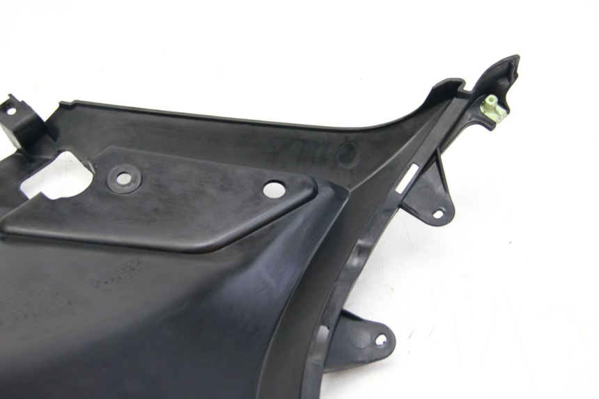 photo de TAPA DEBAJO DEL ASIENTO IZQUIERDO PEUGEOT KISBEE 2T 50 (2018 - 2022)