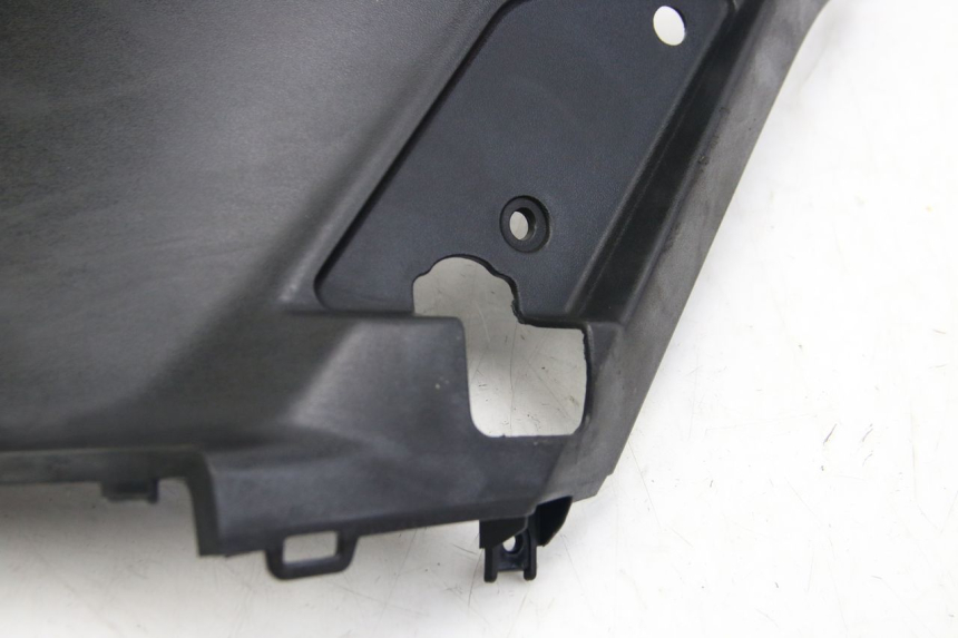 photo de TAPA DEBAJO DEL ASIENTO IZQUIERDO PEUGEOT KISBEE 2T 50 (2018 - 2022)