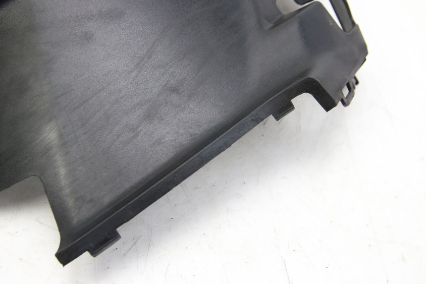 photo de TAPA DEBAJO DEL ASIENTO IZQUIERDO PEUGEOT KISBEE 2T 50 (2018 - 2022)