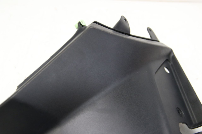 photo de TAPA DEBAJO DEL ASIENTO IZQUIERDO PEUGEOT KISBEE 2T 50 (2018 - 2022)
