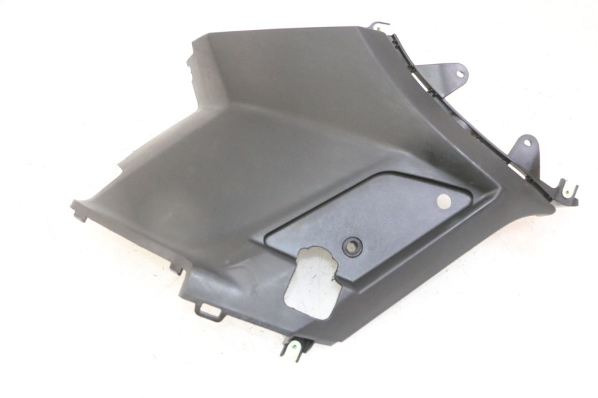 photo de TAPA DEBAJO DEL ASIENTO IZQUIERDO PEUGEOT KISBEE 2T 50 (2018 - 2022)