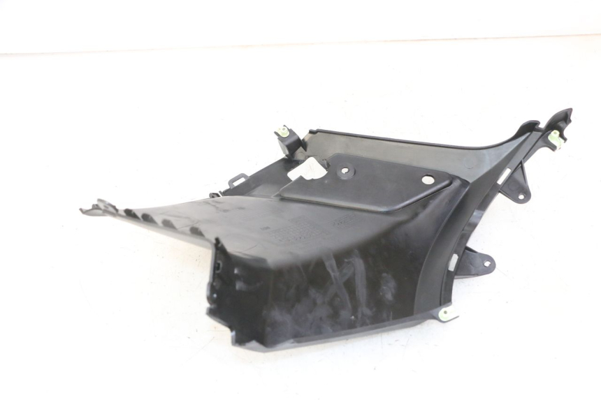 photo de TAPA DEBAJO DEL ASIENTO IZQUIERDO PEUGEOT KISBEE 2T 50 (2018 - 2022)