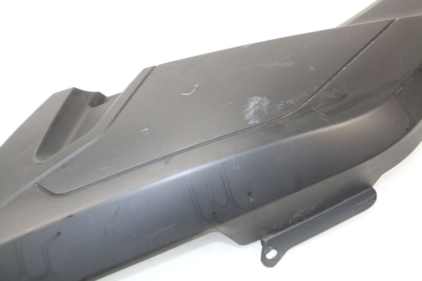 photo de TAPA BAJO ASIENTO IZQUIERDA MBK EVOLIS 125 (2014 - 2018)