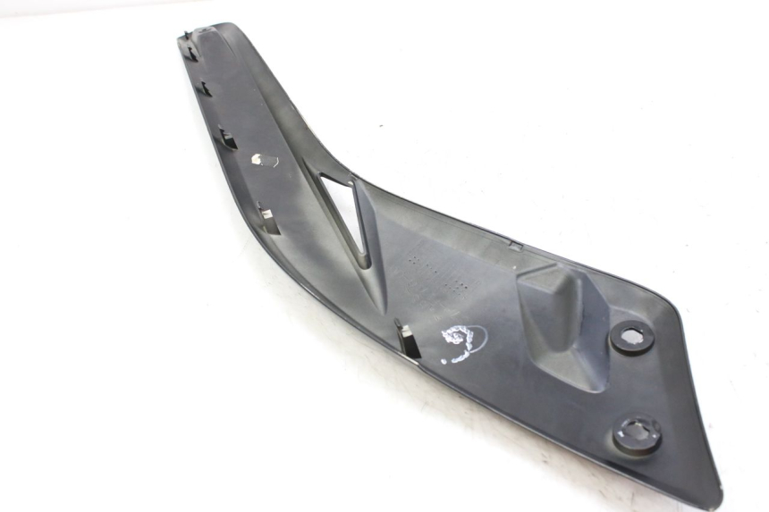 photo de TAPA DEBAJO DEL ASIENTO IZQUIERDO MBK SKYCRUISER 125 (2010 - 2013)